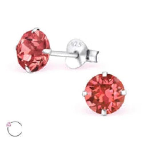 Een paar rode kubusvormige oorbellen