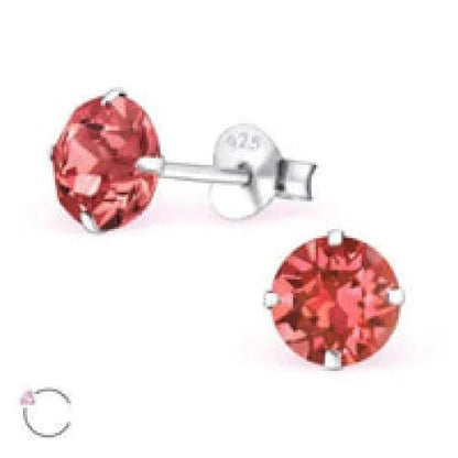 Een paar rode kubusvormige oorbellen