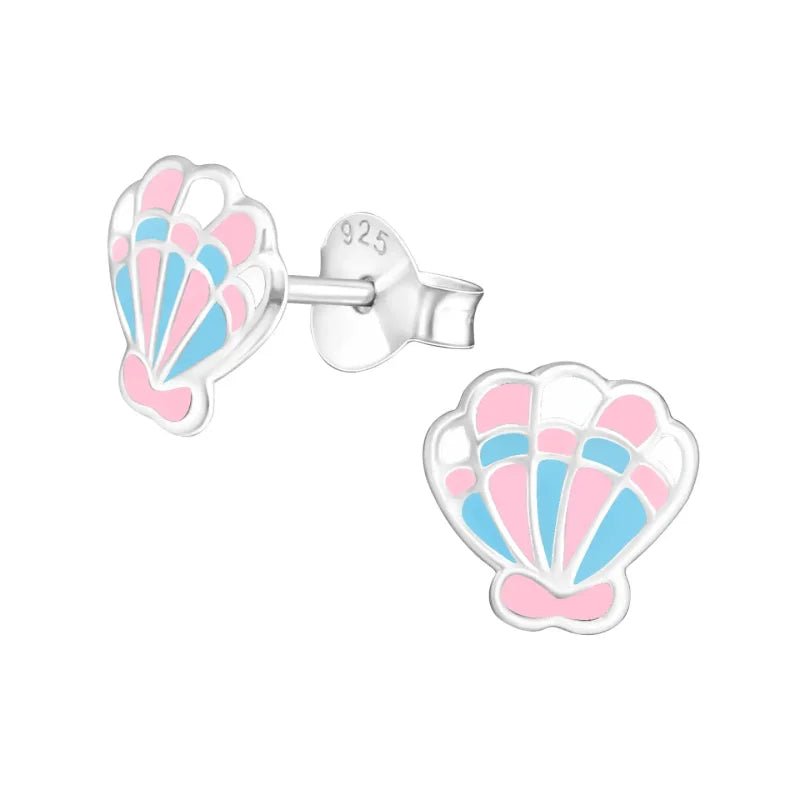 Een paar roze en blauwe schelp oorbellen