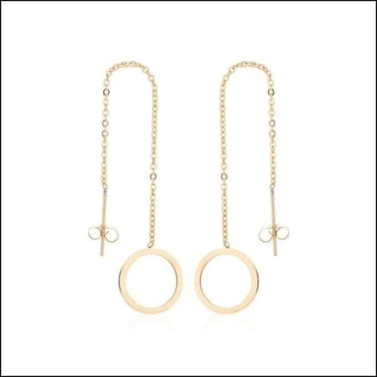 Een paar gouden oorbellen met een ketting en een cirkel