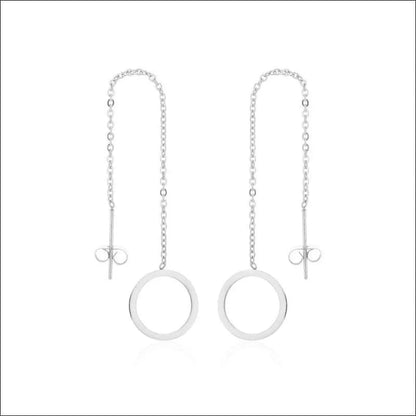 Een paar zilveren oorbellen met een ketting