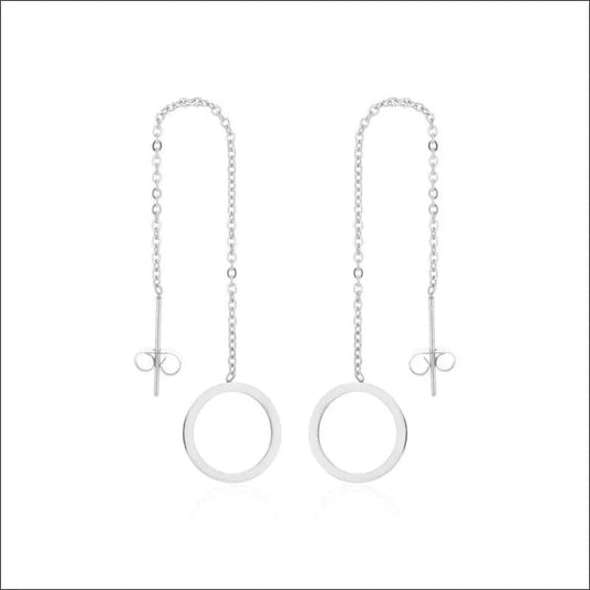 Een paar zilveren oorbellen met een ketting