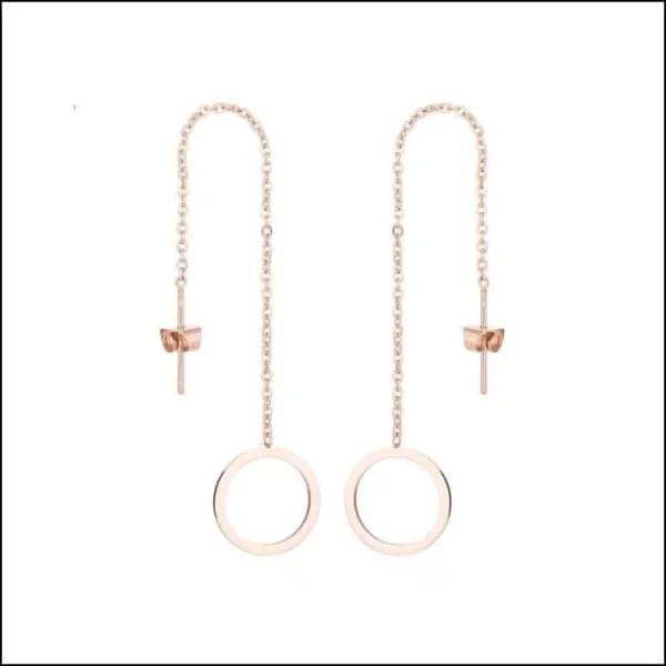 Een paar oorbellen met een ketting en een cirkel