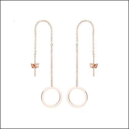 Een paar oorbellen met een ketting en een cirkel