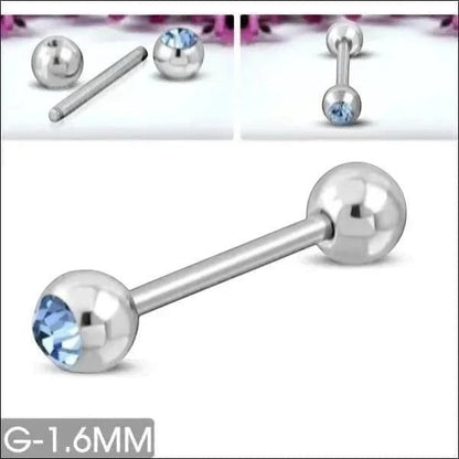 Een close-up van een paar chirurgische piercings met een blauw kristal