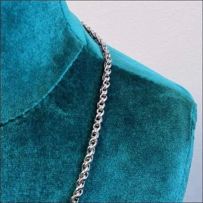 Een close-up van een halsketting op de hals van een etalagepop