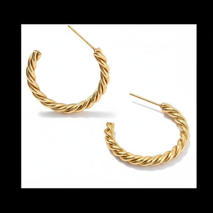 Gedraaide Halve Hoepel Oorringen Goudkleur - Aramat Jewels - Oorbellen - cadeautip