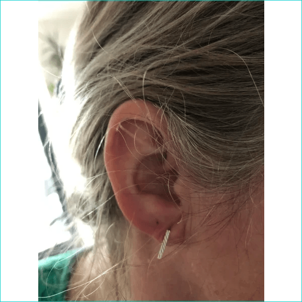 Een vrouw met een kleine oorpiercing