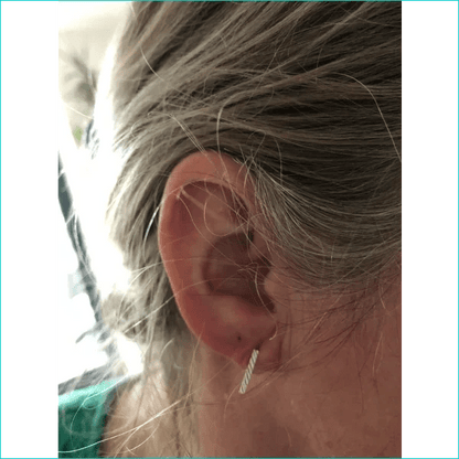 Een vrouw met een kleine oorpiercing