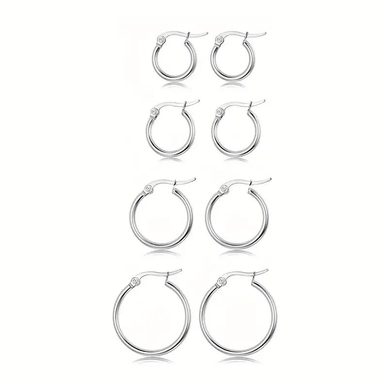 Een set van vier zilveren oorbellen