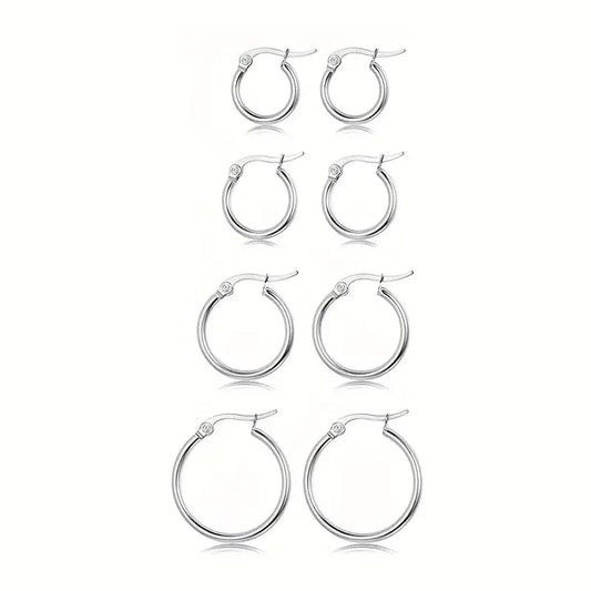 Een set van vier zilveren oorbellen