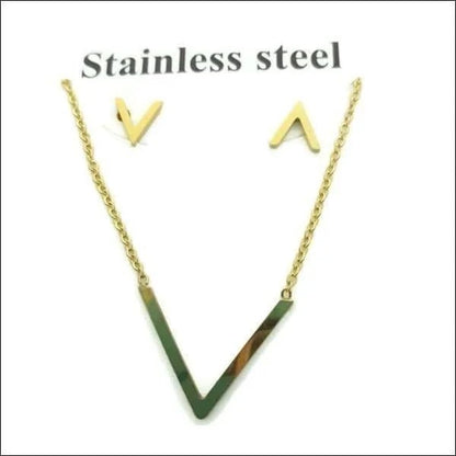 Een halsketting met een driehoekige hanger