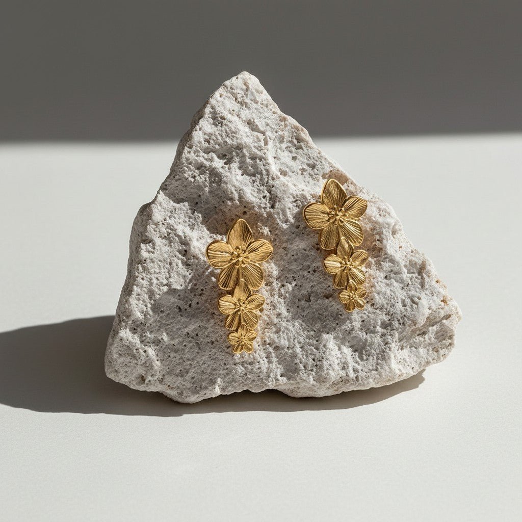 Goudkleurige Bloemen Oorstekers 42x22mm - Statement - Aramat Jewels - Oorbellen - cadeautip