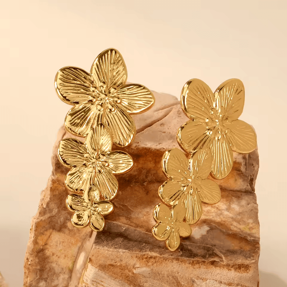 Goudkleurige Bloemen Oorstekers 42x22mm - Statement - Aramat Jewels - RVS Sieraden - Oorbellen - cadeautip
