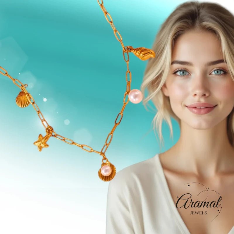 Goudkleurige damesketting met schelp - en parelbedels - ket1165 - 511143 - Halskettingen kopen# - 45cm - alles - Bedelketting