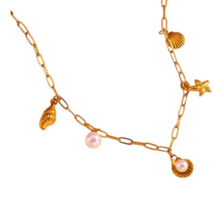 Goudkleurige damesketting met schelp - en parelbedels - ket1165 - 511143 - Halskettingen kopen# - 45cm - alles - Bedelketting