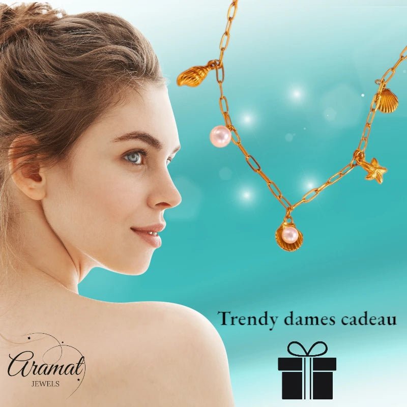 Goudkleurige damesketting met schelp - en parelbedels - ket1165 - 511143 - Halskettingen kopen# - 45cm - alles - Bedelketting