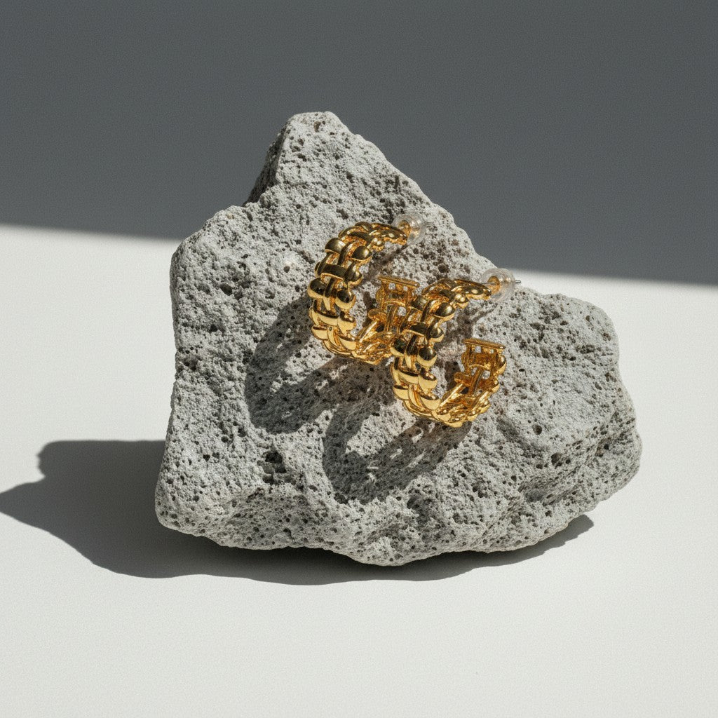 Goudkleurige Gevlochten Halve Oorringen 25x10mm - Aramat Jewels - Oorbellen - cadeautip