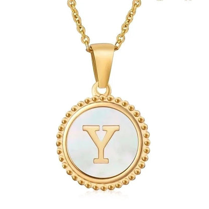 Vergulde hanger ketting met de letter ’Y’ op een parelachtige ronde schijf met kralenrand.