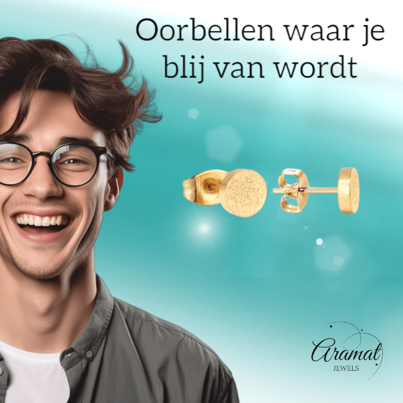 Goudkleurige matte oorstekers 8 mm - Aramat Jewels - Oorbellen - cadeautip