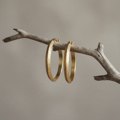 Goudkleurige Matte RVS Oorringen Sandblasted - 32 mm - Aramat Jewels - Oorringen - cadeautip