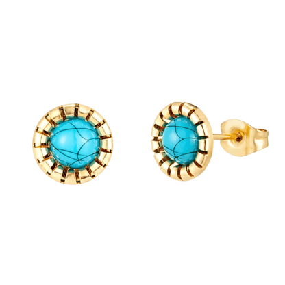 Paar gouden oorbellen met ronde turquoise stenen in decoratieve zettingen.