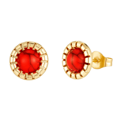 Paar gouden oorbellen met ronde rode edelstenen.