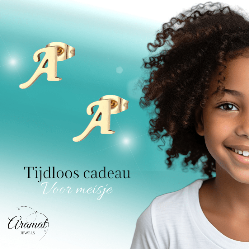 Goudkleurige RVS Letter A oorstekers 10mm - Aramat Jewels - Oorbellen - cadeautip