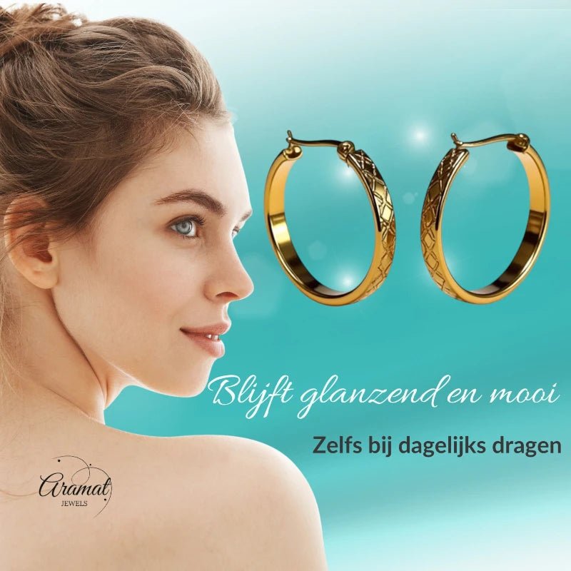 Goudkleurige RVS Oorringen met Ruitjesmotief (25 mm) - Aramat Jewels - Oorringen - cadeautip
