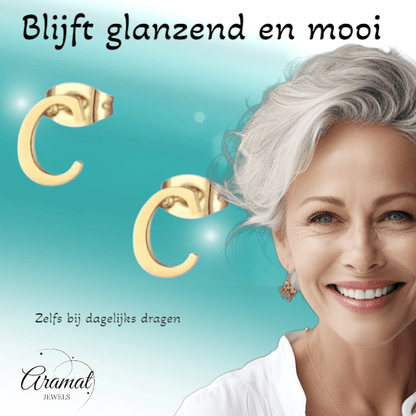 Goudkleurige RVS oorstekers Letter C - Aramat Jewels - Oorbellen - cadeautip