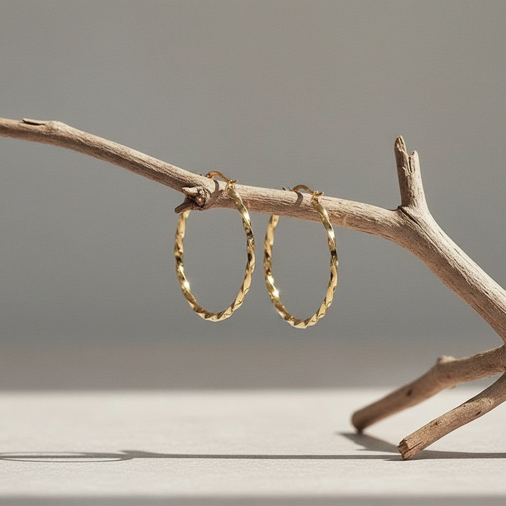 Goudkleurige RVS Swirl Hoepeloorbellen - 30 mm - Aramat Jewels - Oorbellen - cadeautip