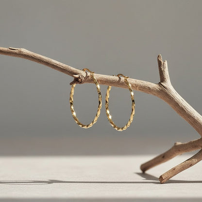 Goudkleurige RVS Swirl Hoepeloorbellen - 30 mm - Aramat Jewels - Oorbellen - cadeautip