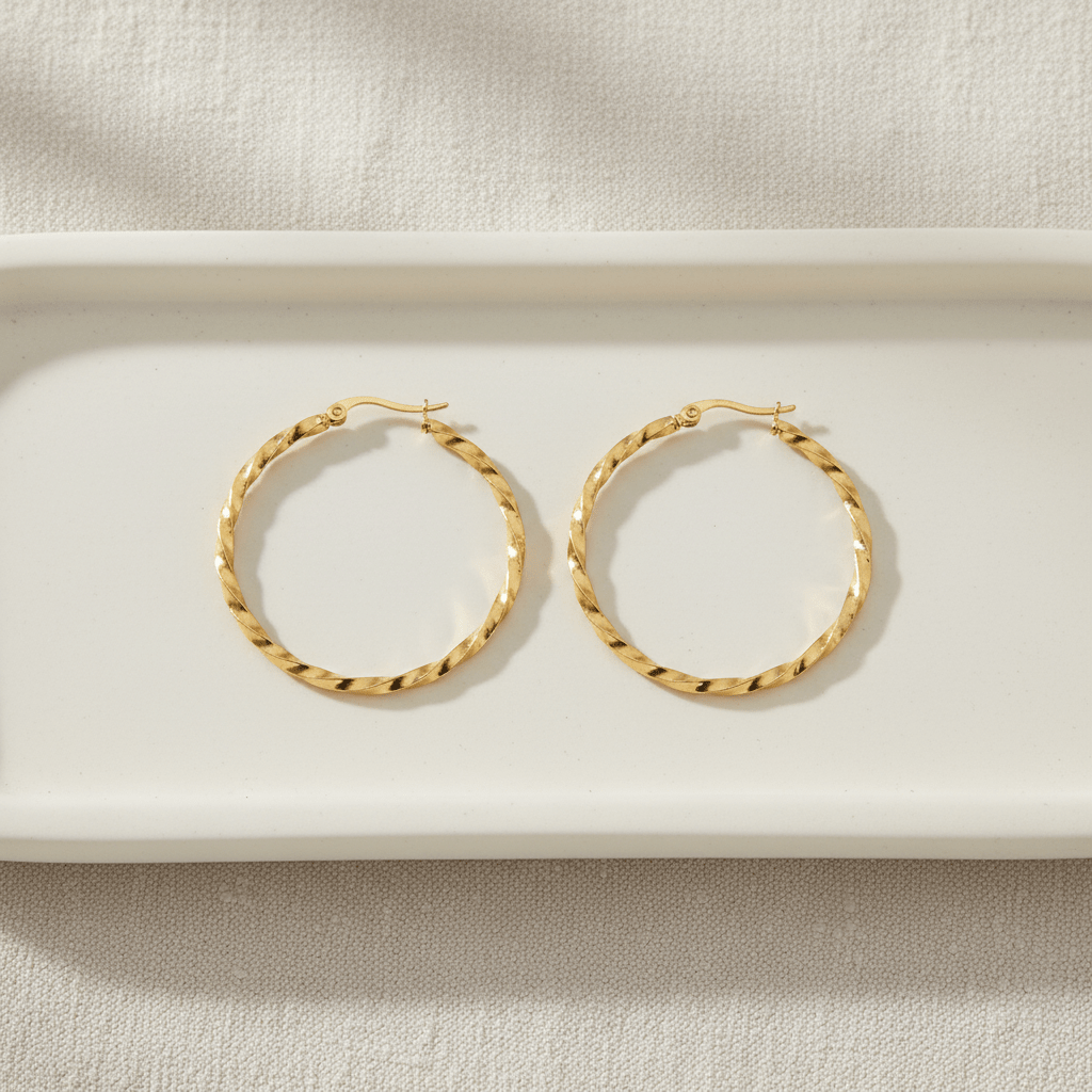 Goudkleurige RVS Swirl Hoepeloorbellen - 30 mm - Aramat Jewels - Oorbellen - cadeautip