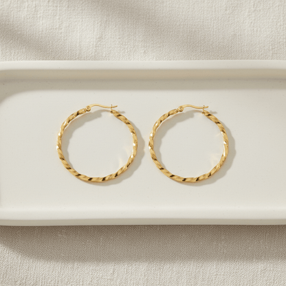 Goudkleurige RVS Swirl Hoepeloorbellen - 30 mm - Aramat Jewels - Oorbellen - cadeautip