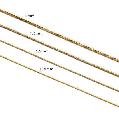 Goudkleurige metalen kettingen of koorden van verschillende diktes.