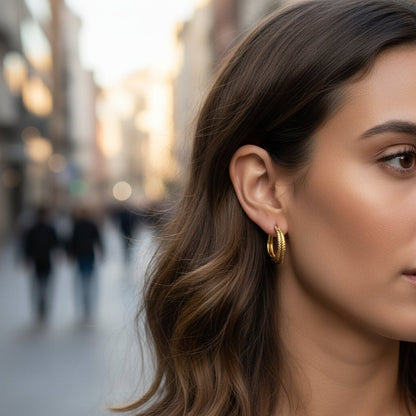 Goudkleurige Triple Oorringen RVS met Streepjesmotief 20x7,5mm - Aramat Jewels - Oorringen - cadeautip