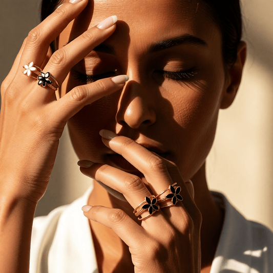 Goudkleurige Verstelbare Ring met Emaille Bloem - Triple Design (12 mm) - Aramat Jewels - Ringen - cadeautip