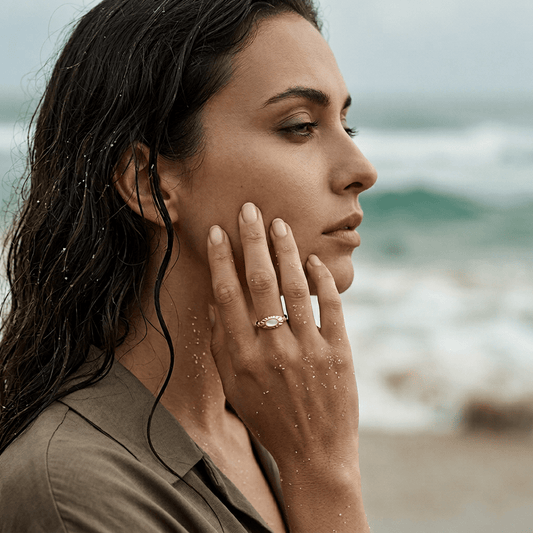 Goudkleurige Verstelbare RVS Ring met Parelmoer Wit Emaille - 6 mm - Aramat Jewels - Ringen - cadeautip