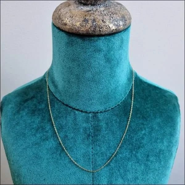 Een halsketting met een ketting aan een man