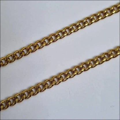 Een gouden ketting met een dikke schakel