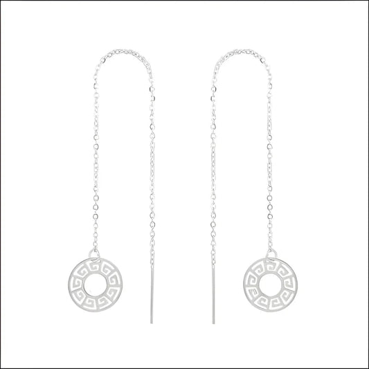 Een paar oorbellen met een ketting en een cirkelvormig ontwerp