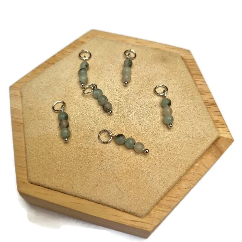 Een houten kist met drie ringen en een groene bea