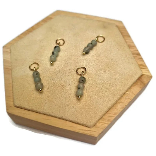 Een paar oorbellen met een houten doosje