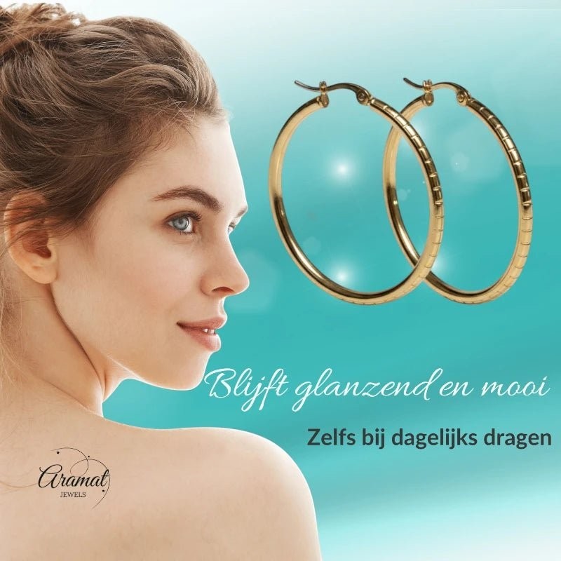 Grote Hoop Oorbellen Goudkleurig RVS met Streepjesmotief (40 mm) - Aramat Jewels - Oorringen - cadeautip
