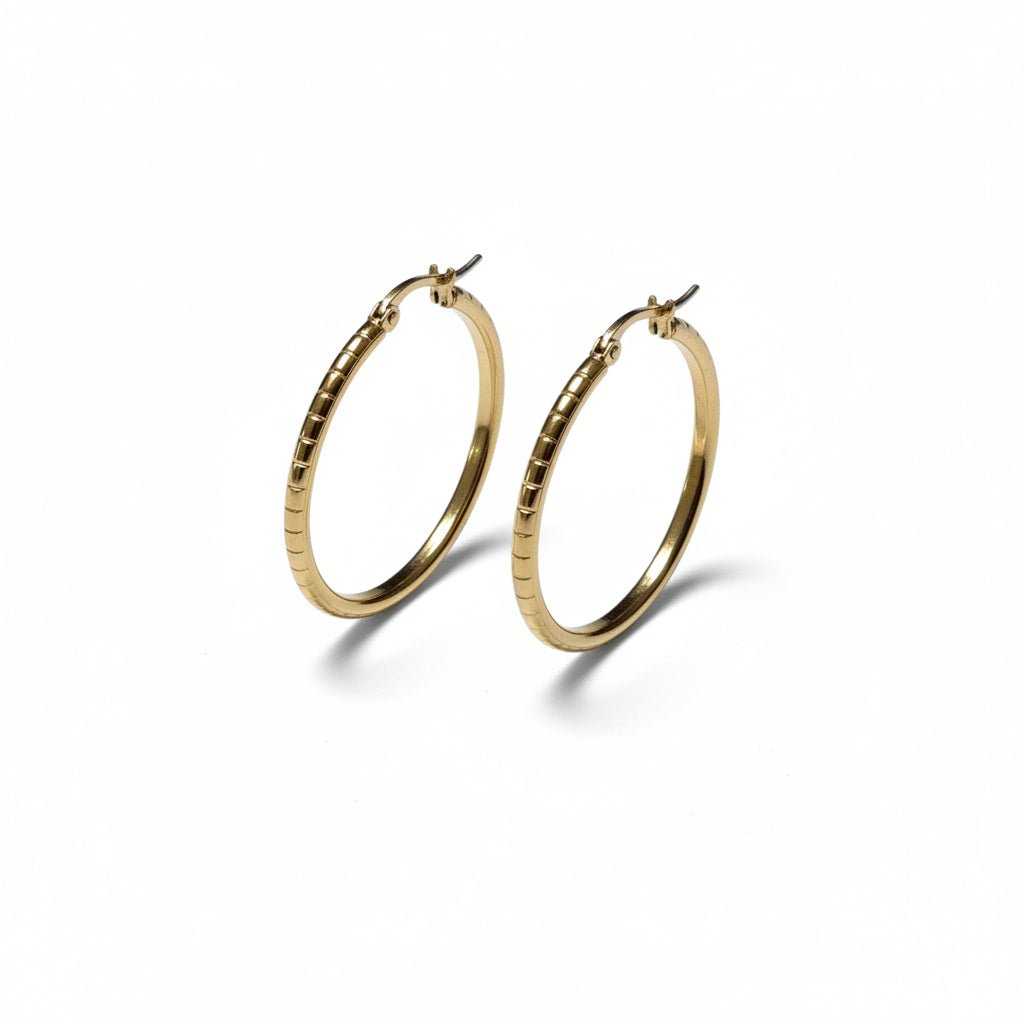 Grote Hoop Oorbellen Goudkleurig RVS met Streepjesmotief (40 mm) - Aramat Jewels - Oorringen - cadeautip