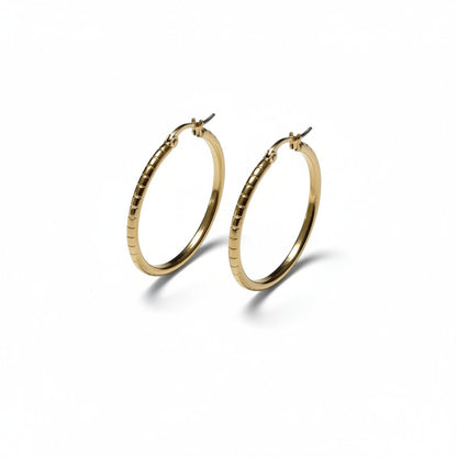 Grote Hoop Oorbellen Goudkleurig RVS met Streepjesmotief (40 mm) - Aramat Jewels - Oorringen - cadeautip