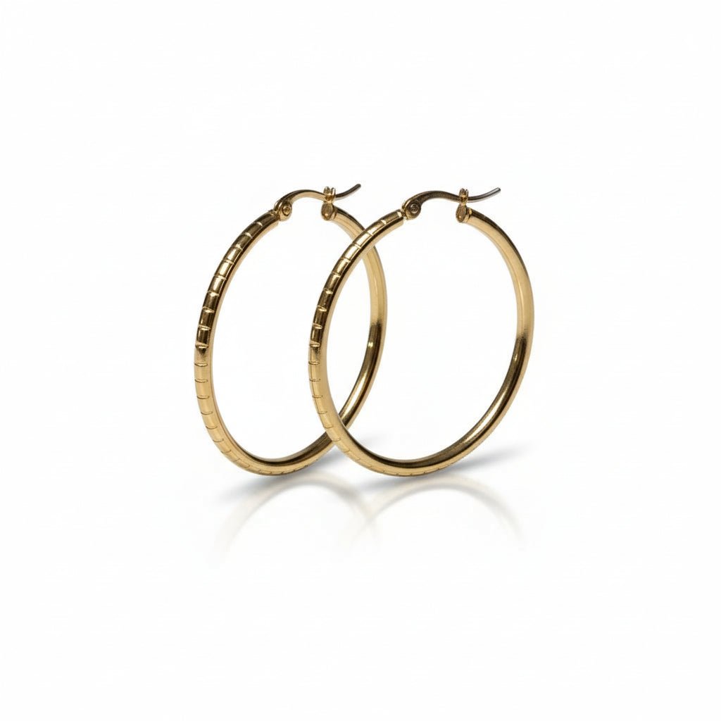 Grote Hoop Oorbellen Goudkleurig RVS met Streepjesmotief (40 mm) - Aramat Jewels - Oorringen - cadeautip