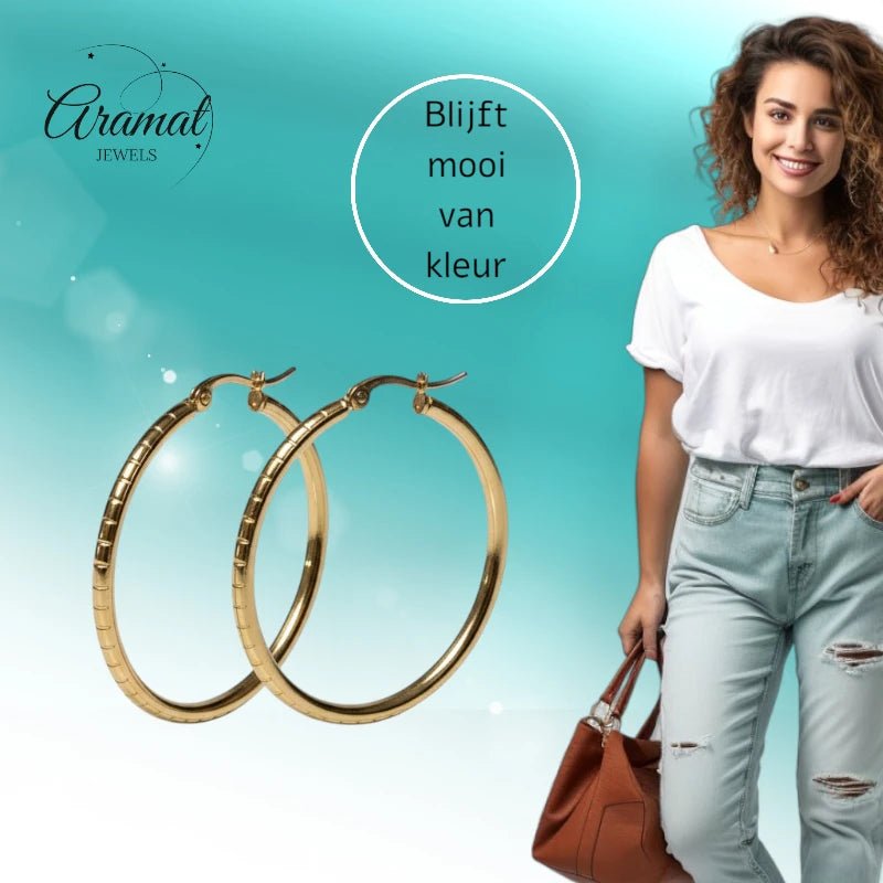 Grote Hoop Oorbellen Goudkleurig RVS met Streepjesmotief (40 mm) - Aramat Jewels - Oorringen - cadeautip