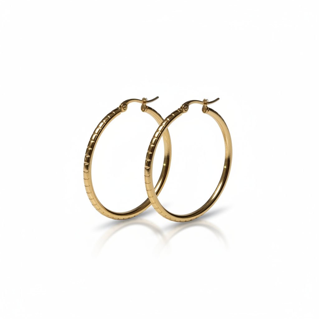 Grote Hoop Oorbellen Goudkleurig RVS met Streepjesmotief (40 mm) - Aramat Jewels - Oorringen - cadeautip