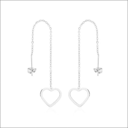 Een paar zilveren hart oorbellen